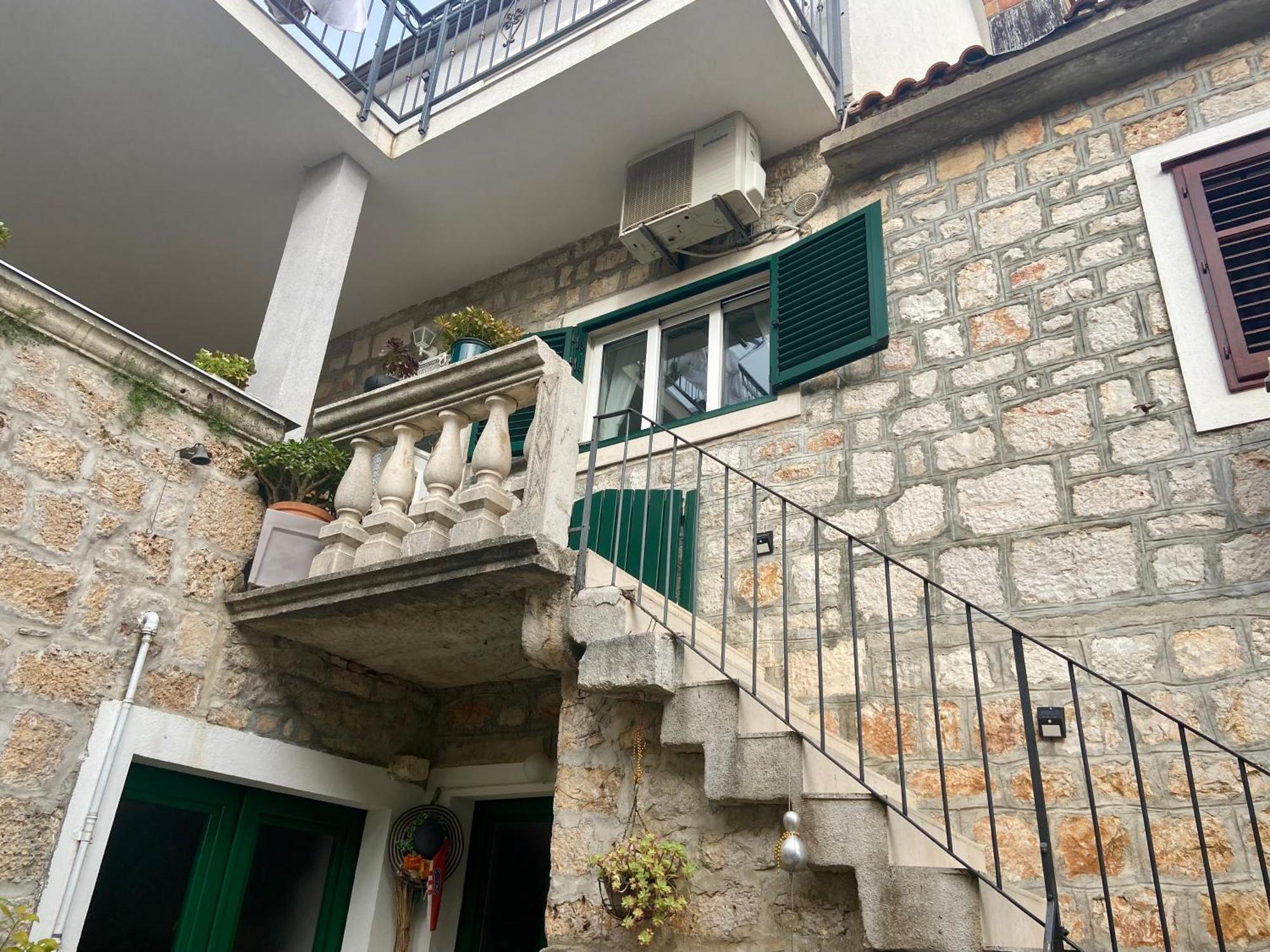 Apartment Simon - Old Stone Charm, Central Bol Life 外观 照片