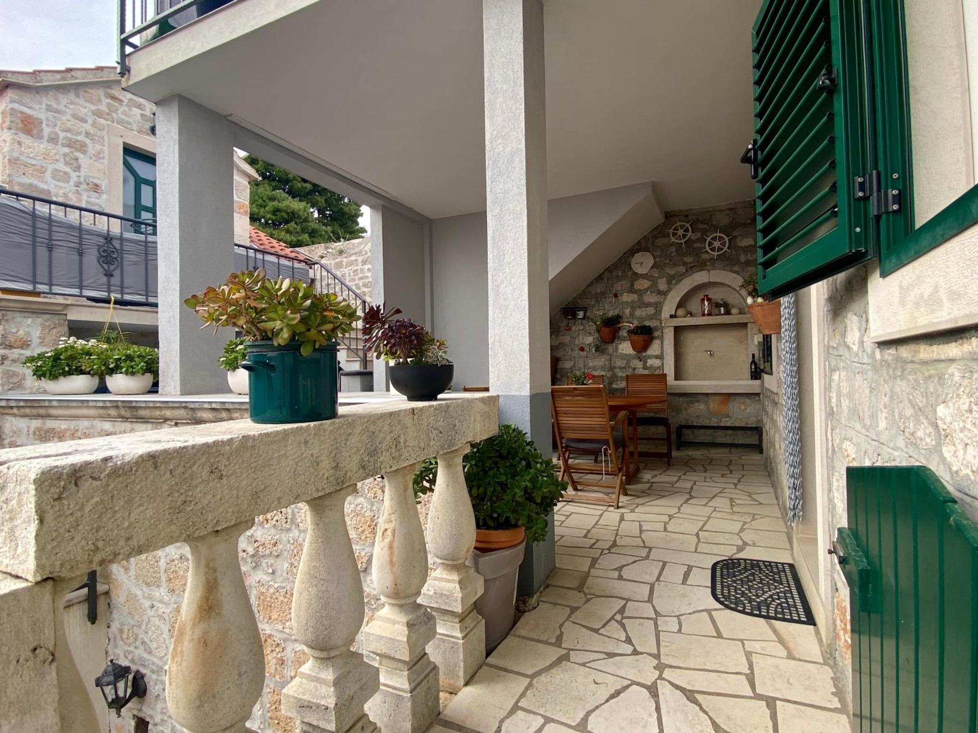 Apartment Simon - Old Stone Charm, Central Bol Life 外观 照片
